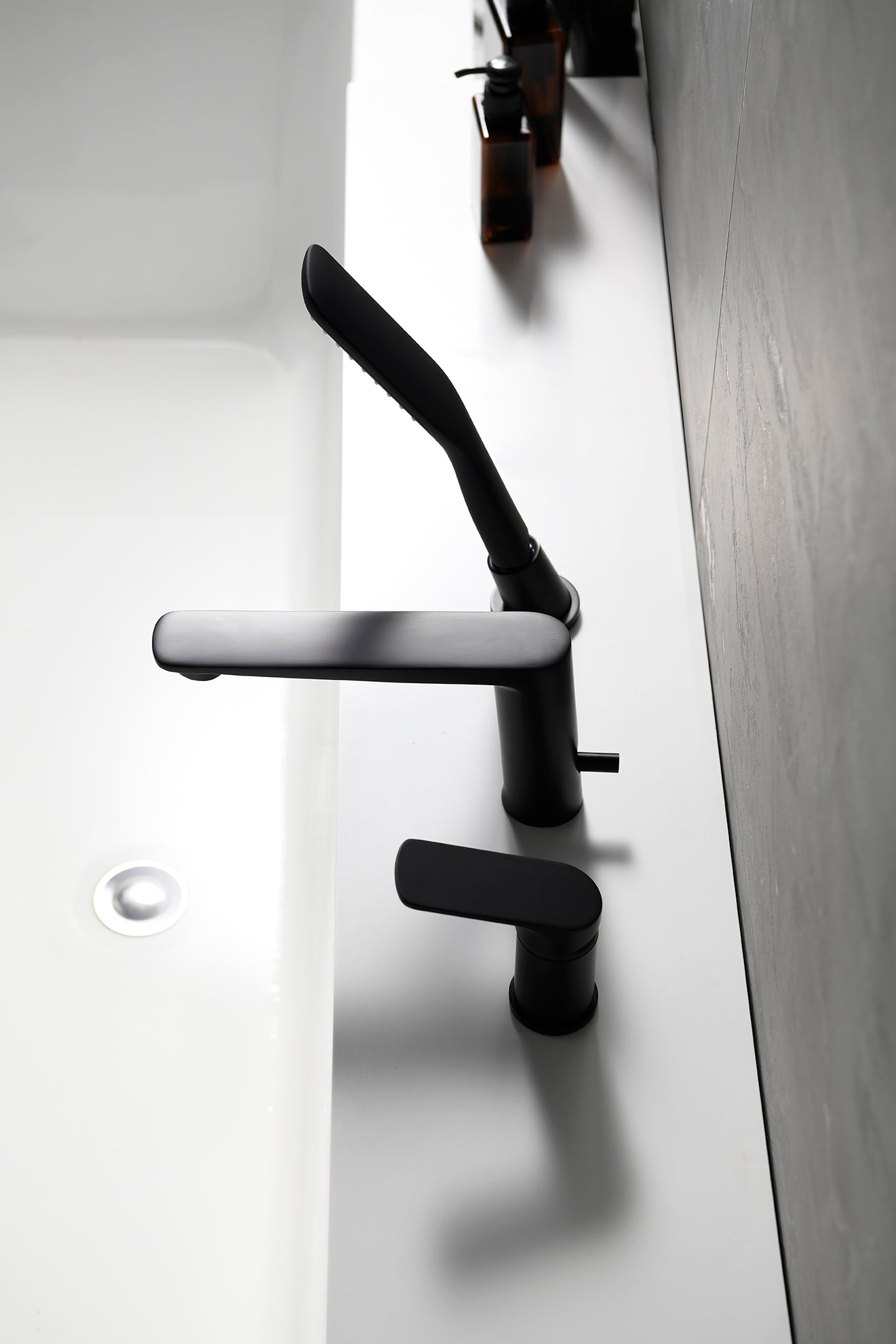 Roniry Roman Tub Filler Widespread Faucet with Handshower in Matte Black